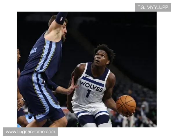 爱德华兹背部痉挛原因尚未明确 出战与否仍存疑问